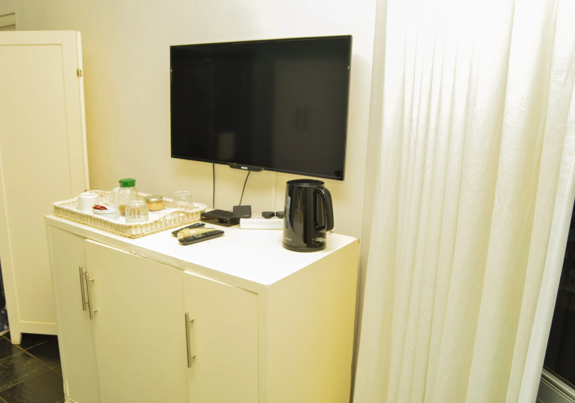 Yellowwoods Bed and Breakfast Empangeni room one bathroom with a freestanding bath and framed mirror