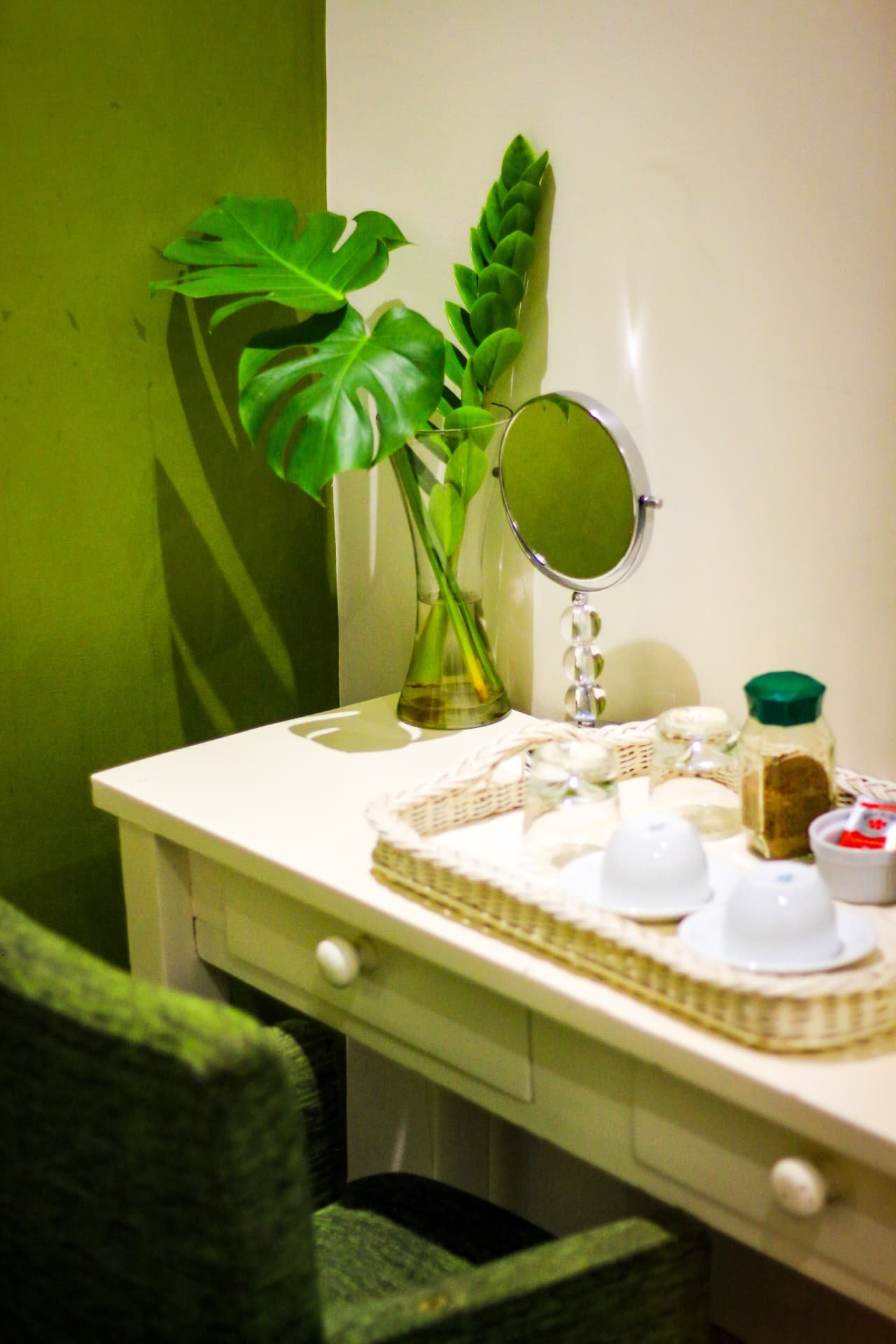 Dressing table detail at Yellowwoods with fresh green foliage and a tea tray